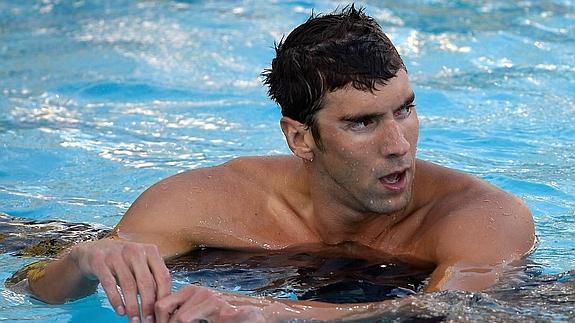 Phelps descansa después de competir en los 100 libres. 