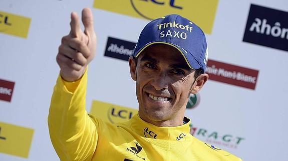 Contador celebra la victoria en el Tour de Francia. 