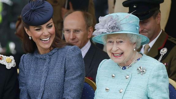 Catalina de Cambridge, junto a la reina Isabel II.