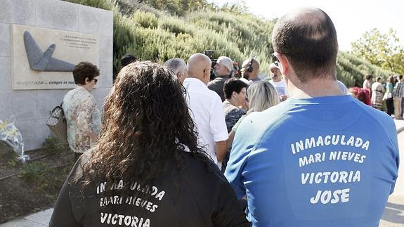 Familiares de víctimas visten camisetas con sus nombres. 