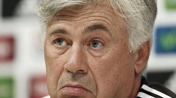 Carlo Ancelotti atiende a los medios en rueda de prensa. 