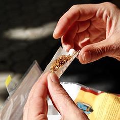 Un fumador lía un cigarrillo