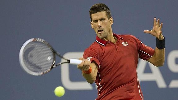 Djokovic devuelve la bola durante el partido ante Schwartzman. 