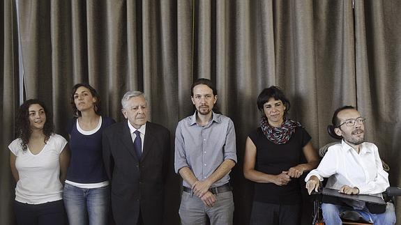 Pablo Iglesias, con los eurodiputados de Podemos.