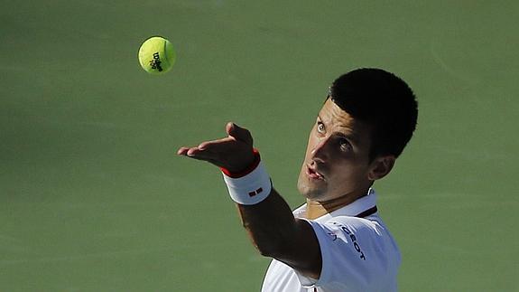Djokovic sirve una bola. 