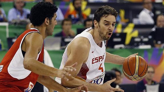 Pau Gasol (d) controla el balón. / Efe 