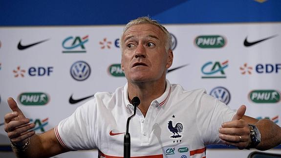 Deschamps gesticula durante su intervención ante la prensa. 