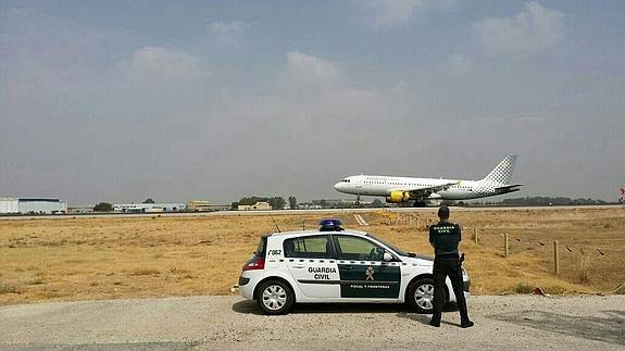 Un guardia civil, en el aeropuerto de Sevilla.