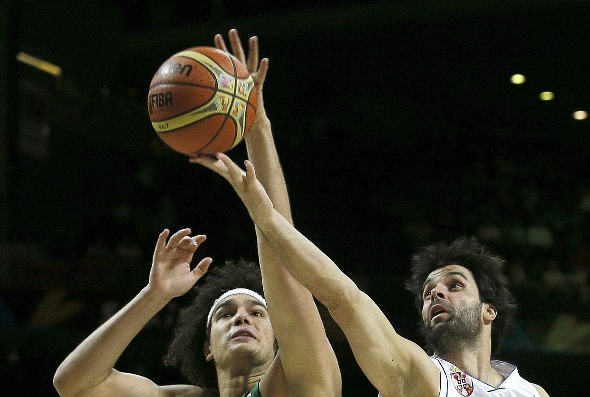 Milos Teodosic (derecha) lucha por un balón con el brasileño Anderson Varejao./ 