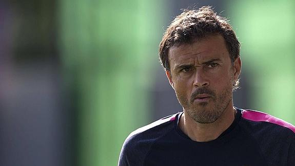 Luis Enrique, pensativo en el entrenamiento en Sant Joan Despí. 