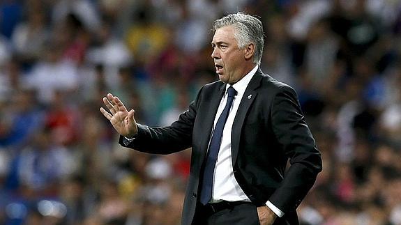 Ancelotti da instrucciones durante el partido contra el Basilea. 