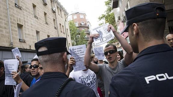 Varias personas protestan por el desalojo de la casa.