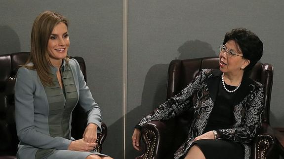 La reina Letizia durante la reunión que ha mantenido con la directora general de la Organización Mundial de la Salud, Margaret Chan (d)