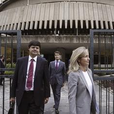 La abogada del Estado Marta Silva (d), a la salida del Tribunal Constitucional tras presentar los recursos de inconstitucionalidad.