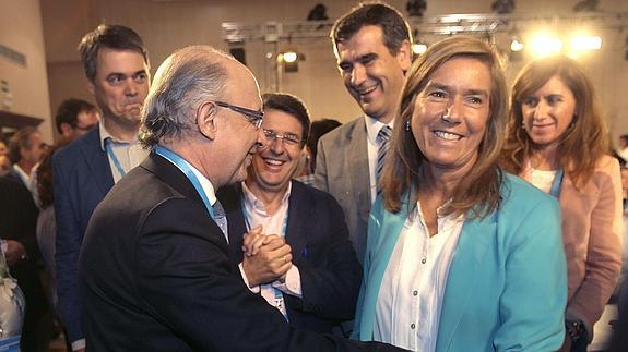 El ministro de Hacienda, Cristóbal Montoro saluda a la ministra de Sanidad, Ana Mato. 