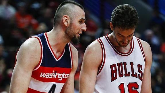 El jugador de los Wizards Marcin Gortat (i) conversa con Pau Gasol. 