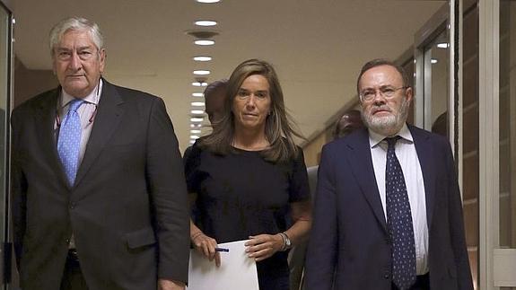 La ministra de Sanidad, Ana Mato, junto al consejero de Sanidad de la Comunidad de Madrid, Javier Rodríguez (i), y el director gerente del Hospital de La Paz, Rafael Pérez-Santamarina (d). 