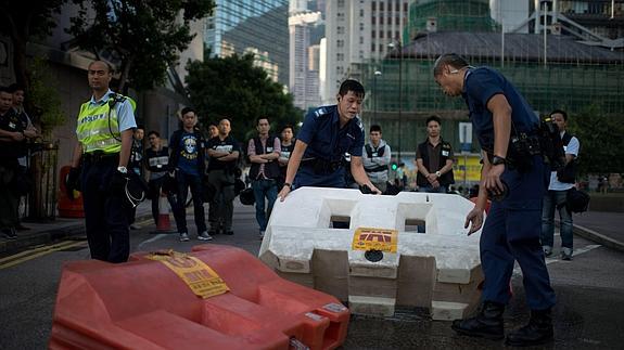 La Policía ha comenzado a retirar las barricadas en Hong Kong. 