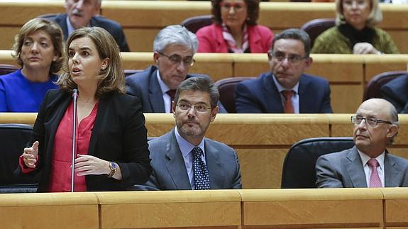 La vicepresidenta, junto al ministro de Justicia, Rafael Catalá, y el de Hacienda, Cristóbal Montoro. 