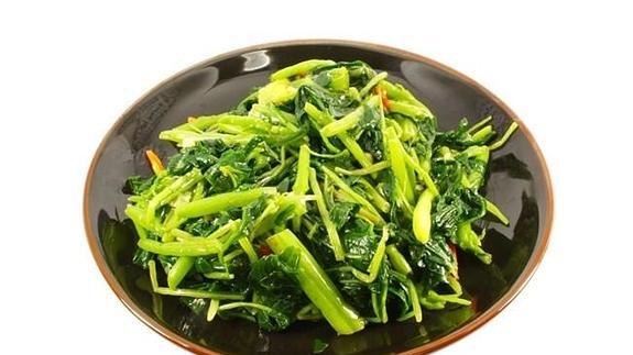 Un plato de vegetales cocinados al vapor. 