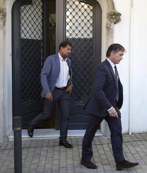 El fiscal anticorrupción de Barcelona, Fernando Bermejo, sale de la casa de Oleguer Pujol. 