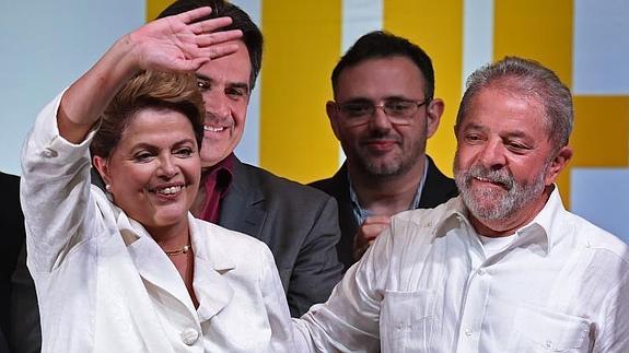 Dilma Rousseff, reelecta presidenta de Brasil, celebra con su antecesor y mentor Luiz Inacio Lula da Silva