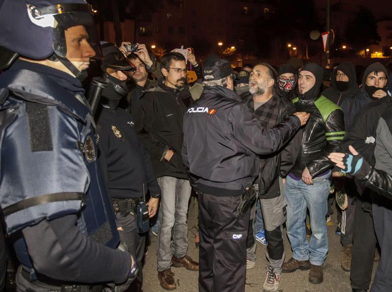 Un agente discute con varios de los manifestantes