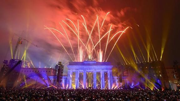Fuegos artificiales en La Puerta de Brandenburgo 