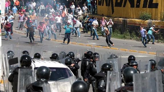 Maestros atacan la sede del PRI y se enfrentan con la policía de Guerrero