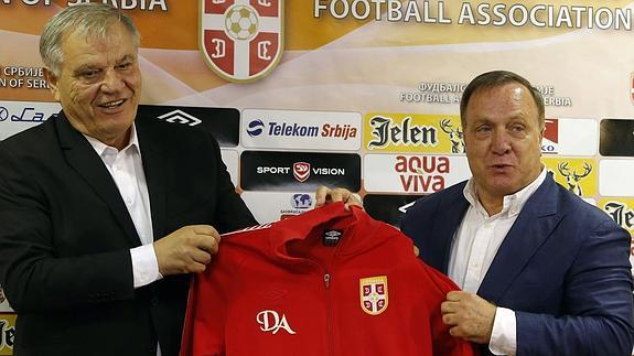 Dick Advocaat, junto al presidente de la Federación Serbia, Tomislav Karadzic