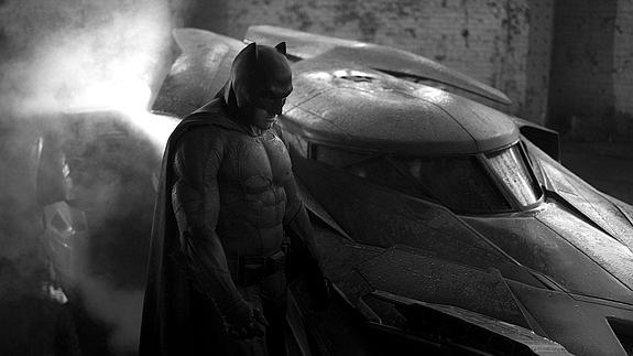 Ben Affleck, caracterizado como Batman. 