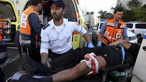 Un israelí herido es evacuado en ambulancia tras ser víctima del ataque contra una sinagoga en Jerusalén. 