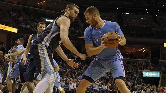 Marc Gasol defiende a Blake Griffin. 