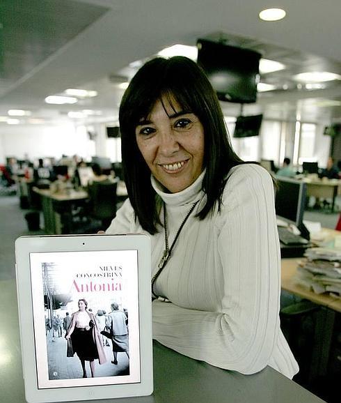 Nieves Concostrina, con la edición digital de su libro.