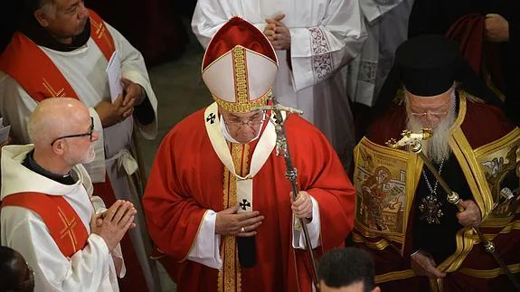 El Papa, junto al patriarca ecuménico Bartolomé. 