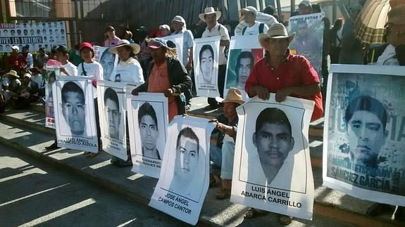 Padres de familia de los 43 jóvenes desaparecidos en Iguala. 