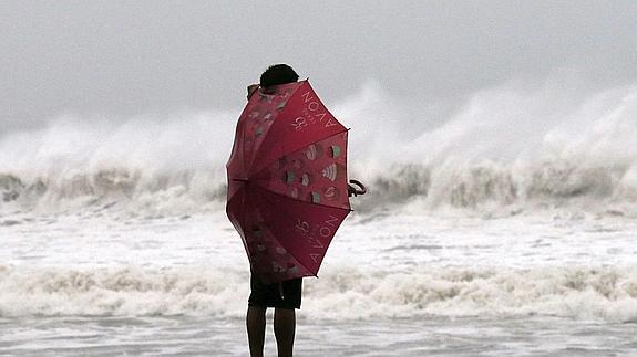 Una mujer residente en Borongan observa el mar ya bajo los efectos del temporal. 