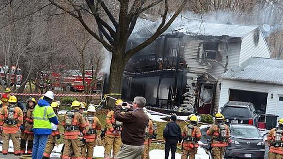 Escena tras el choque de una avioneta de pequeñas dimensiones contra una vivienda en la ciudad de Gaithersburg.