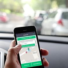 Un conductor utiliza esta 'app' para encontrar sitio.