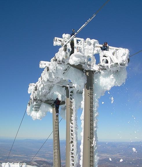 Uno de los remontes con hielo