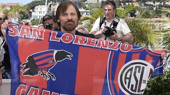 Viggo Mortensen con una bandera del San Lorenzo. 