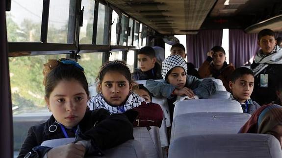 Un grupo de niños palestinos, antes de retornar a sus hogares en Gaza. 