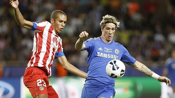 Fernando Torres, en un partido contra el Atlético de Madrid. 