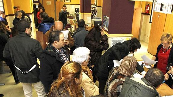 Personas en una oficina de empleo. 