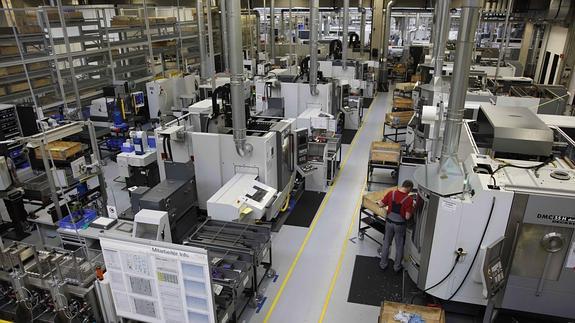 Operario trabajando en la sala de producción de una empresa en Freising (Alemania). 