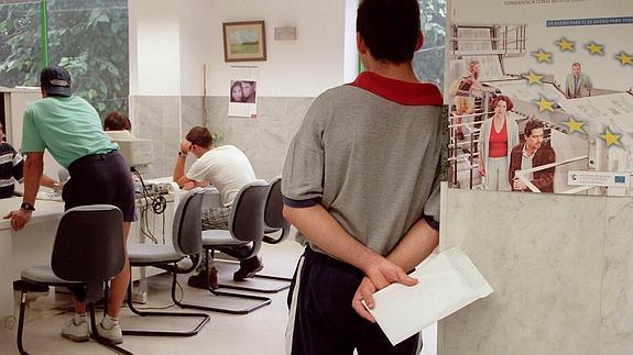 Un noven espera su turno en los servicios públicos de empleo.