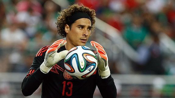 Guillermo Ochoa, en un partido con su selección. 