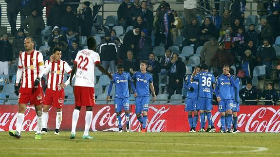 Los getafenses celebran su gol.