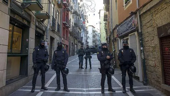 Policía Nacional en una calle de Pamplona. / Efe