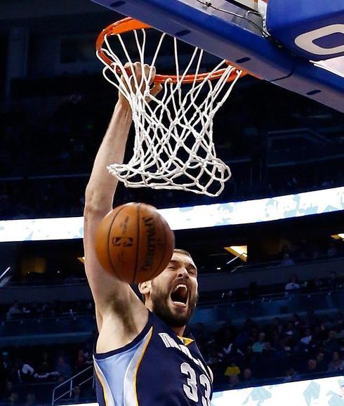 Marc Gasol machaca el aro. 